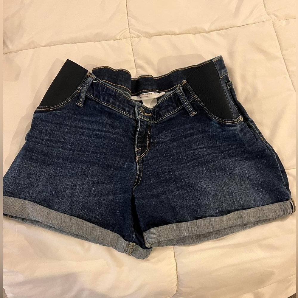 Liz Lange maternity shorts. Size small